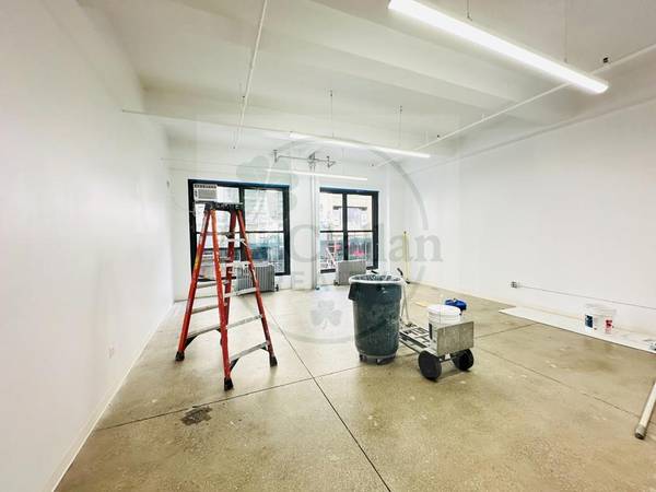 $2,477 / 959ft2 - $31/ft! Office or Commercial Unit with Bright Lighting Polished Concre (Midtown)64212271975553121
