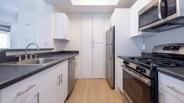 $2,315 / 1br - TOP FLOOR WITH GREAT VIEW! WITHIN GATED COMMUNITY!63701148817409120