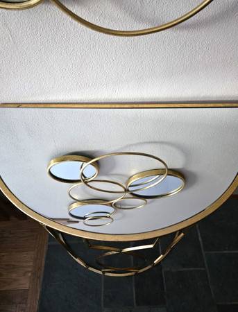 Mesa de recibidor con espejo estilo Art Deco dorado - $200 (Auburn)63471461192321121