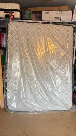 sealy Posturepedic cooper mountain queen size mattress 1