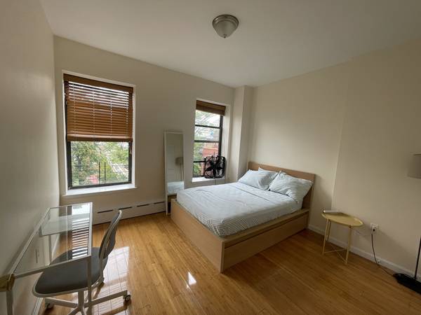 $1,475 / 3br - 1100ft2 - Three Bedroom Furnished Brownstone Share Apartment (Harlem / Morningside)64033457027586122