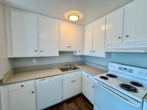 $2,450 / 1br - Location/Location/Location/Large Apartment Home with AC! (san jose west)63682779403907120