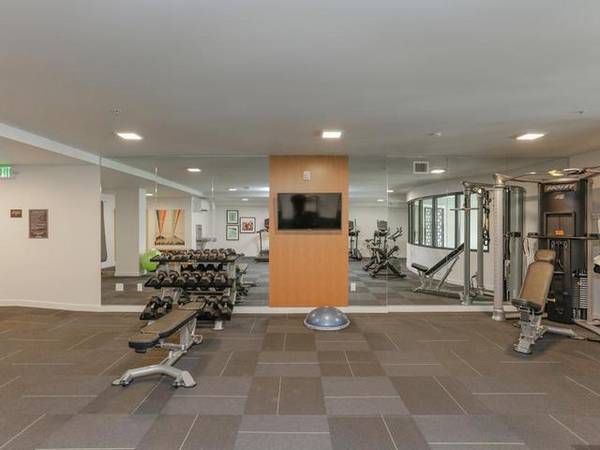 $2,625 / 2br - 808ft2 - ¡Increíble administración en el lugar, gimnasio las 24 horas, Wi-Fi comunitario y MÁS! (Greenwood)63850639670145121