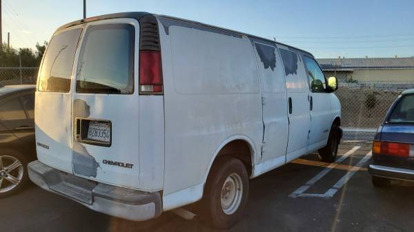 2002 Chevrolet Express 1500 - Photo 2