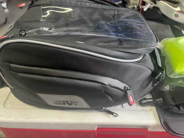 Givi 15L Bolsa Tanklock - $150 (Elmhurst)63470452074753123