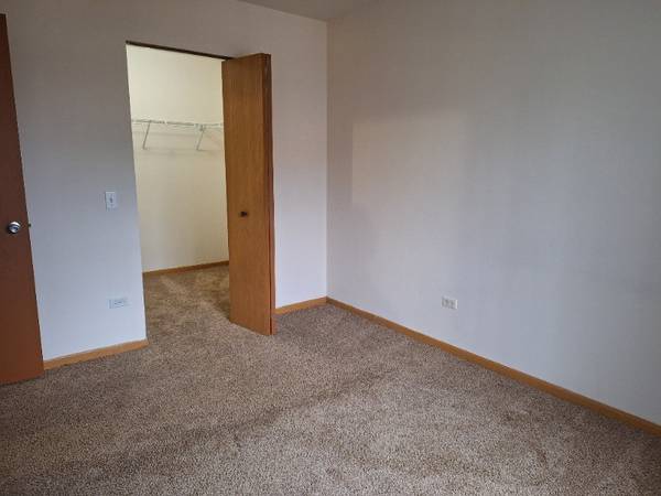 $1,570 / 2br - 905ft2 - Sweater Weather Special – Affordable 2BR/1BA with Parking! (1947 Eagle Ridge Drive, Waukegan, IL)63774346525827123