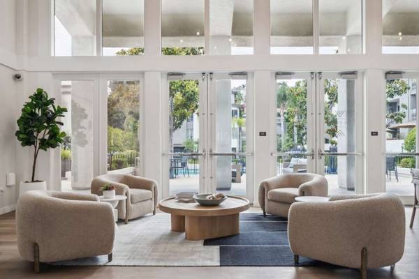 $2,897 / 2br - 1037ft2 - Acceso en ascensor a todos los niveles, 2 habitaciones, en Woodland Hills (5807 Topanga Canyon Blvd, Woodland Hills, CA)63953216822147120