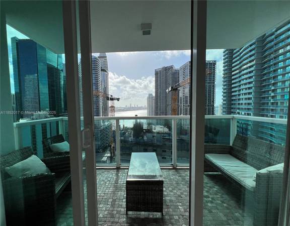 $3,450 / 2br - 1051ft2 - Spacious 2BR Condo with City & River Views in Brickell! (Miami)63983674240130120