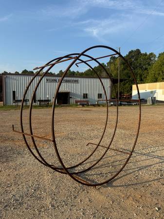HAY RING- THREE RING WITH LEGS 1