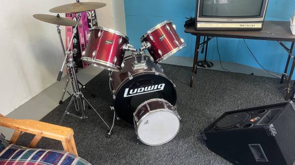 Ludwig partial drumset with 2 cymbals 1