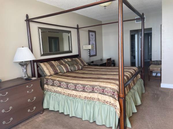 $80 / 2br - 1180ft2 - Beautiful beachfront condo in Panama City Beach, FL seeking snowbirds! (Panama City Beach)63813013057667124
