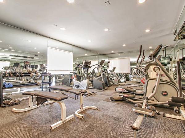 $2,195 / 1br - 800ft2 - Pet-Friendly + Sparkling Pool + Sauna + 1 Bedroom in Sherman Oaks (Moments to Ventura Blvd.)63818727577091123