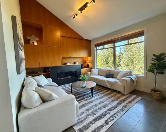 WINTER LUXURY SKI-IN / SKI-OUT WHISTLER MOUNTAIN TOWNHOME — TALUSWOOD 3
