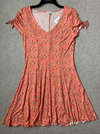 Short spring/summer dress, juniors size L. New with tags. 1