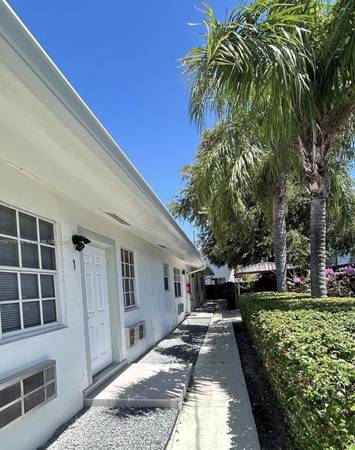 $2,600 / 2br - 2 bed 2 bath with private yard (MiMo)64001850061059122