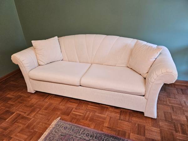 COUCH - SELIG MANUFACTURING 1