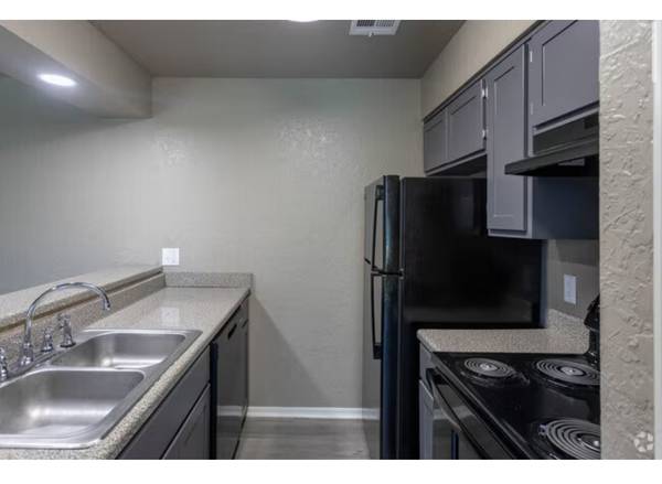 $650 / 2br - Room for rent (Mustang)63670520046083120