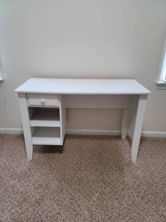 * * * WHITE DESK * * * 1