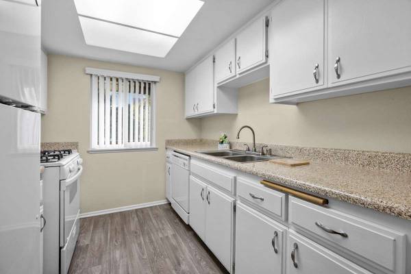 $2,445 / 2br - 1008ft2 - 24-Hour On Call Emergency Maintenance, Heated Swimming Pool & Spa (9850 19th Street, Alta Loma, CA)64028083735683122