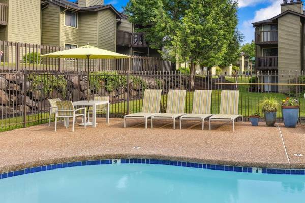 $2,242 / 3br - 1100ft2 - Estacionamiento cubierto asignado, techos altos, lavadora/secadora de tamaño completo (Kent, WA)63688443694339120