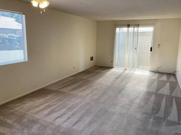 $1,300 / 2br - Breakfast Nook, Lots of Local Entertainment - See Our 2 Bed 1 Bath (Salem on Browning Ave)63660394749955124