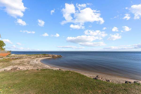 $839,900 / 3br - 3056ft2 - WATER FRONT LAKE FRONT LAKE WINNEBAGO 3 BEDROOM (OSHKOSH)63845966071681124
