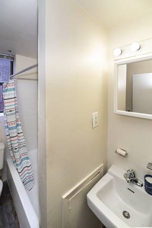 $995 Studio Apartment at Verona Plaza at 4715 Walnut St! Parking! (University City)63666762642817122
