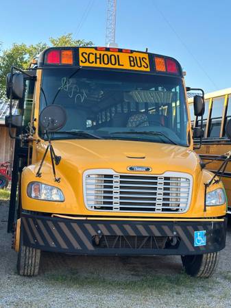 Autobús escolar aire acondicionado Thomas Freightliner de 2016 para 75 pasajeros - $36.000 (Yorktown)