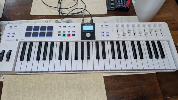 Arturia keylab essentials 49 mk III 1