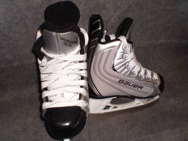 Bauer 22 size 9 youth ice skates for shoe size 10 youth 1