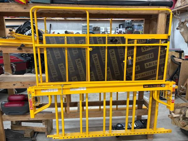 2 stackable baker scaffolds, 1 guard rail and 4 stabilizing wheels 1