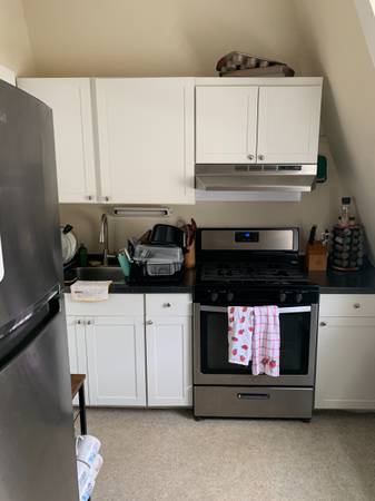 $1,795 / 1br - 1000ft2 - 1795 FOR THIS APARTMENT THAT FACES GUILFORDS HISTORICAL GREEN (DOWNTOWN  GUILFORD)64010164521219121