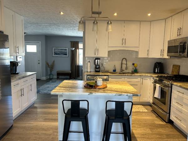 $2100.00 / 3br - 1276ft2 - Updated Home in the Charming St. Andrews Area63910447873666120