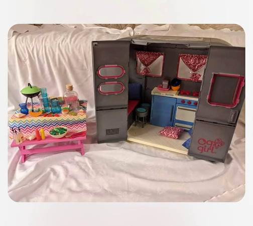 Our Generation Seeing You Camper and Picnic Table with accessories 1