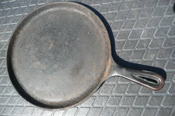 Round LODGE Cast Iron Pan 1