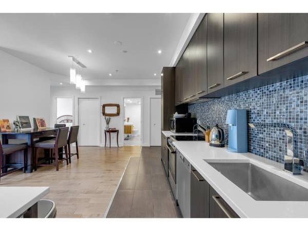 LEASE TRANSFER | 2 Bed Condo in Griffintown | Available Nov 1 5