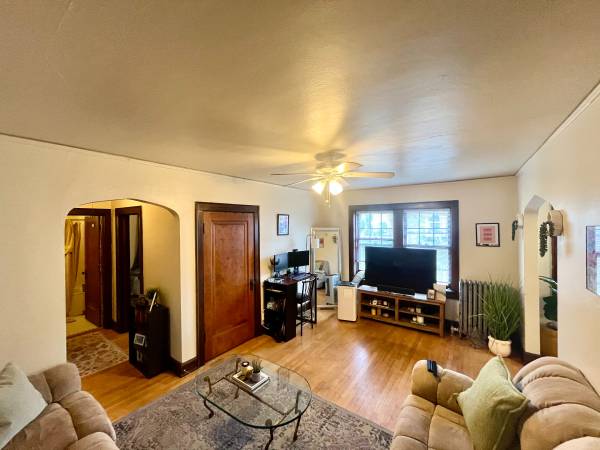 $1,055 / 1br - Top Floor 1BR w/ Hardwood Floors Near UWM! Heat & Internet Included! (Milwaukee)
