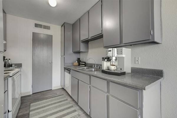 $1,200 / 2br - 971ft2 - Acceso a la autopista, 2 habitaciones, Las Vegas NV (5055 E. Charleston Blvd., Las Vegas, NV)63859501558531121