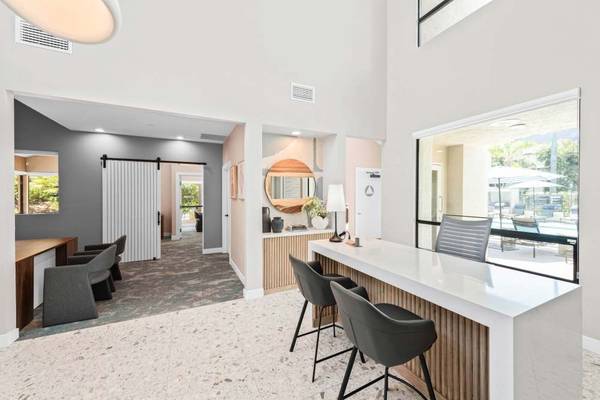 $3,501 / 2br - 1004ft2 - Aire acondicionado, techos altos, 2H/2B (3417 Lebon Dr, San Diego, CA)63845975570435122
