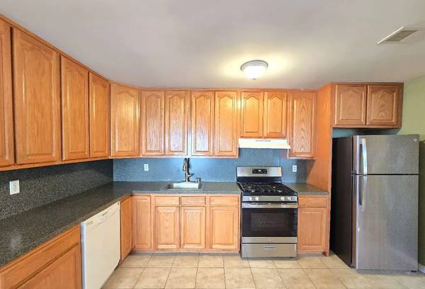 $3,200 / 3br - 1500ft2 - 3 bedrooms 2 baths fully renovated plus parking and backyard basement (Staten Island)63854384145155123