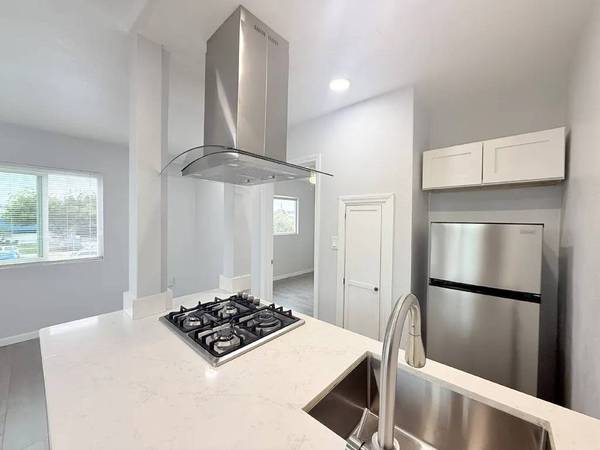 $1,200 / 1br - 600ft2 - //---Cute 1BR/1BA apartment for rent in National City!! (National City)64037220906243122