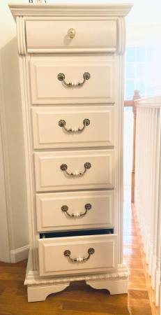 Cómoda alta y delgada blanca de 6 cajones de Jordan, 53" de alto, madera real - $250 (Northboro Berlin)63439208289153124