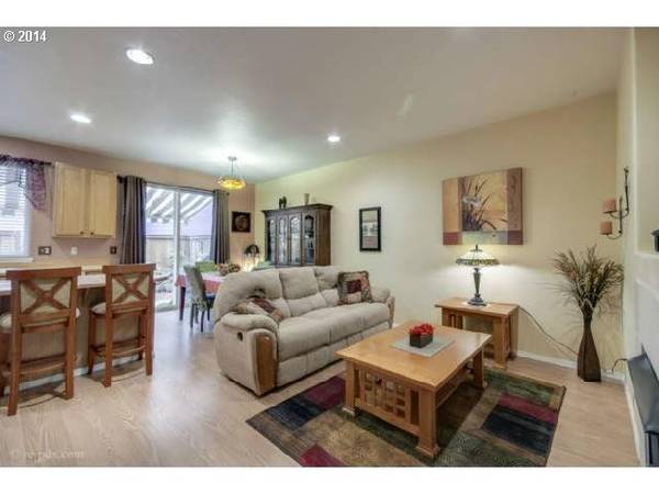 $2,195 / 3br - 1284ft2 - Spacious 3-Bedroom Townhouse with Open Living Areas and Private Patio (Beaverton)63672564975873122
