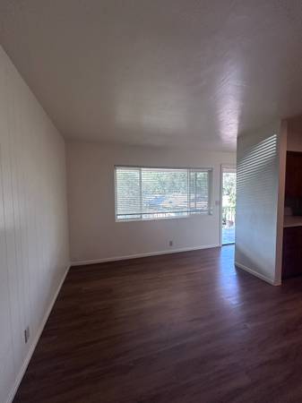 $1,100 / 1hab - 700ft2 - ¡Uno de un dormitorio en piso superior! ¡Disponible a partir del 01/11/2025!63977278114307121