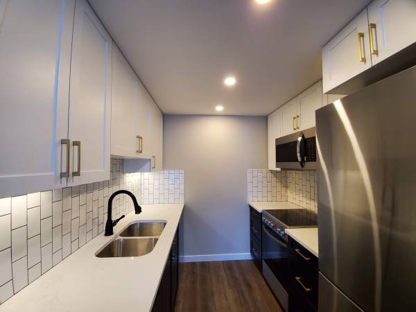 Pet Friendly Junior 1 Bed With Laundry In Central Lonsdale PROMO! 1