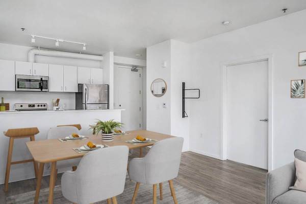 $1,600 / 1br - 704ft2 - Spacious 1 Bedroom with In Unit W/D! Steps from Transit! Pets Welcome! (Portland - 7-Minute Drive to Mt. Tabor Park)63914972052994120