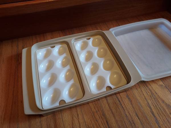 Vintage Tupperware Egg Keeper / Storage Container (Made in USA) 1