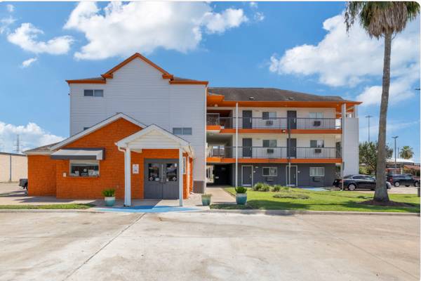 Flat Screen TVs, Disability Access, Close to Airport 1