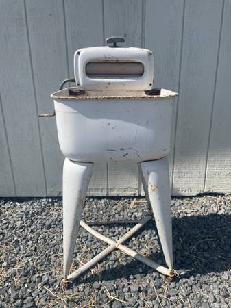 Vintage Wringer Washing Machine 1