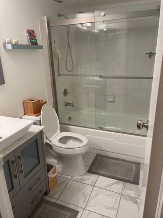 $1,100 / 1br - One Room available for rent in trendy 2BR and Den condo (Arlington)64040030338947124
